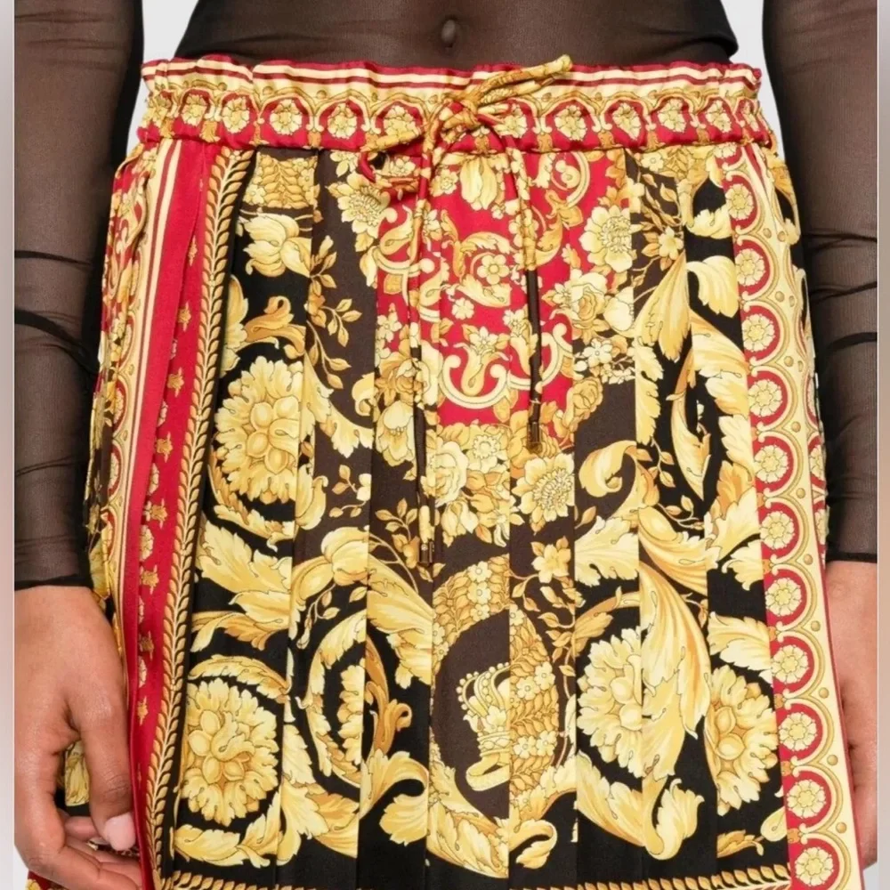 New Authentic Versace Baroque Print Pleated Mini Skirt in Black, Red & Gold